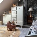 Oliwkowa komoda Babushka z kolekcji mebli premium z falbanką do wnętrz w stylu skandynawskim, retro i vintage