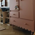 Szafa Babushka Różowa marki Wood Luck Design z charakterystyczną ozdobną falbanką do pokoju dziecka