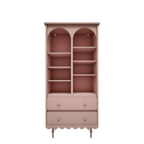 Wysoki regał Babushka różowy marki Wood Luck Design z charakterystyczną ozdobną falbanką do pokoju dziecka