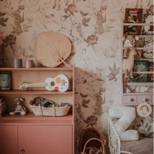 TAPETA DLA DZIEWCZYNKI ZE ZWIERZĄTKAMI WOODLAND GIRLS BEIGE - MALUMI