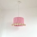 różowa lampa sufitowa z pomponami (1).jpg