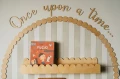 drewniany-napis-nad-biblioteczke-dziecka.jpeg