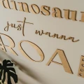 drewniany napis dla fana dinozaurów