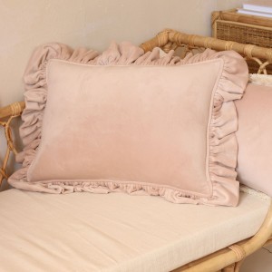 Poduszka soft velvet z falbanką latte do pokoju dziecka – Moi Mili