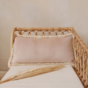 Poduszka wałek soft velvet z frędzlami latte – Moi Mili