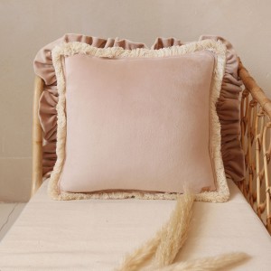 Poduszka soft velvet z frędzlami latte do pokoju dziecka – Moi Mili