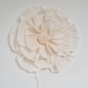LAMPA NOCNA NA ŚCIANĘ KREMOWY KWIAT PEONIA - MARMYS FELT STUDIO