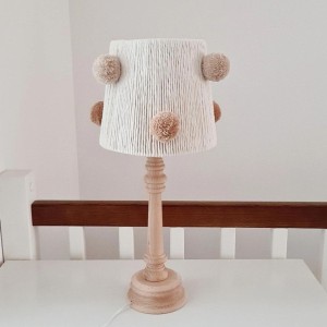 LAMPKA NOCNA BEŻOWE POMPONY - MARMYS FELT STUDIO