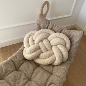 PODUSZKA DEKORACYJNA TWIST MAXI BOUCLE JASNY BEŻ