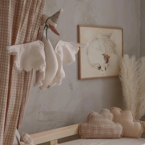 Dekoracja do pokoju dziecka Łabędź jasno beżowy z koronką w czapce – Love Me Decoration
