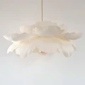 kremowa lampa sufitowa kwiat
