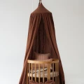 brązowy muślinowy baldachim nad łóżeczko.jpg