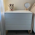 biała komoda do pokoju dziecka pinio swing (2).jpg