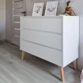 biała komoda do pokoju dziecka pinio swing (1).jpg