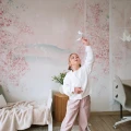 Pastelowa tapeta Sakura w pokoju dziewczynki