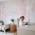 Tapeta dziecięca Sakura z delikatnym motywem kwitnących gałęzi wiśni w pastelowych odcieniach różu