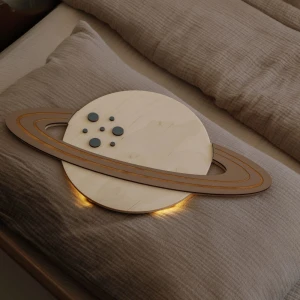 Drewniana lampka nocna Saturn do pokoju dziecięcego 