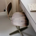 Biurko dziecięce Basic Trufla z praktycznymi szufladami od Wood Luck Design