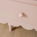 Elegancki regał Babushka Róż w aranżacji pokoju dziecięcego