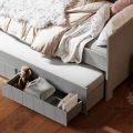 łóżko z dodatkowym miejscem do spania i szufladami daybed