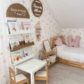 Elegancka tapeta dla dziewczynki Pastel Flowers z motywem kwiatów i różowych pasów
