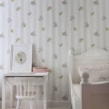Tapeta dziewczęca Pastel Flowers z delikatnymi beżowymi paskami marki Dekorillo do pokoju dziecka