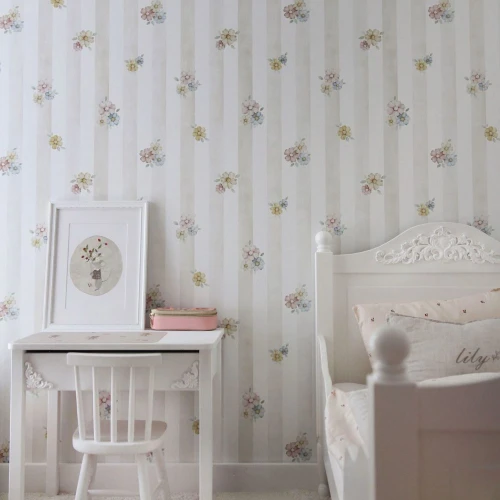Tapeta dziewczęca Pastel Flowers z delikatnymi beżowymi paskami marki Dekorillo do pokoju dziecka
