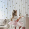 Pastelowa tapeta Dekorillo z kwiatowym wzorem i beżowymi paskami do pokoju dziewczynki
