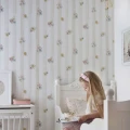 Elegancka tapeta dziecięca Pastel Flowers Beżowe Paski w subtelnych, naturalnych odcieniach