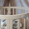 Owalne łóżeczko niemowlęce Waldin 7w1 z materacem w eleganckim kolorze Cashmere