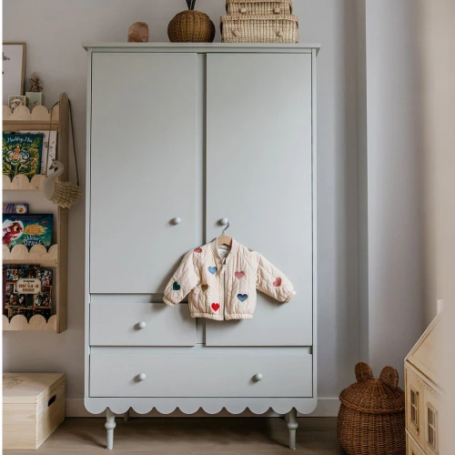 Szafa Babushka Oliwka marki Wood Luck Design z charakterystyczną ozdobną falbanką do pokoju dziecka