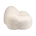 Komfortowy fotel Cream Momo Chair wykonany z puszystej tkaniny Yeti