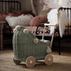 Wózek Wiklinowy dla Lalek Szałwiowy z Pościelą i Beżowymi Pomponami – Boho