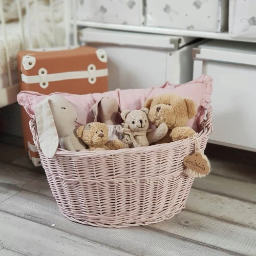 Owalny kosz wiklinowy do pokoju dziecka