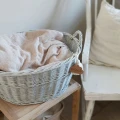 Jasnoszary kosz boho do dziecięcego pokoju