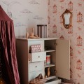 Wysoka komoda dziecięca Babushka z charakterystyczną falbanką i eleganckim oliwkowym wykończeniem