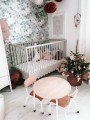 Łóżeczko Wood Luck Design Babushka z ozdobną falbanką zapewnia komfortowy i bezpieczny sen dziecka
