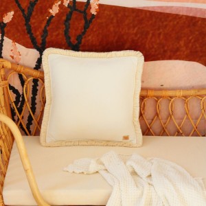 Poduszka soft velvet z frędzlami biała do pokoju dziecka – Moi Mili