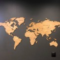 mapa świata ze sklejki z nazwami państw