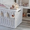 Stylowa biała skrzynia z wikliny do wnętrz boho