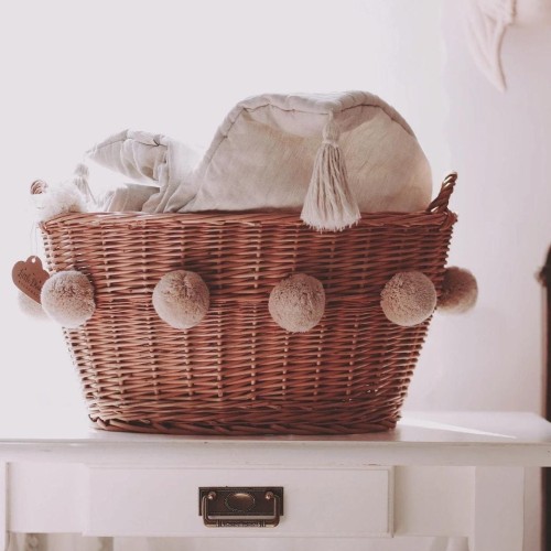 Owalny kosz wiklinowy boho z beżowymi pomponami
