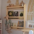 drewniana biblioteczka wisząca do pokoju dziecka