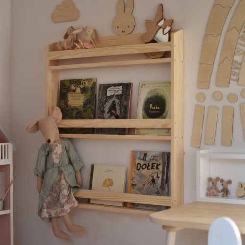 drewniana biblioteczka wisząca do pokoju dziecka