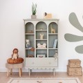 Regał Babushka Oliwka marki Wood Luck Design z charakterystyczną ozdobną falbanką do pokoju dziecka