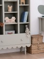 Elegancki regał Babushka Oliwka z kolekcji mebli z falbanką idealny do pokoju dziewczynki i chłopca