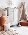 Oliwkowa wysoka komoda Babushka z pojemnymi szufladami i dekoracyjną falbanką do stylowego pokoju dziecięcego