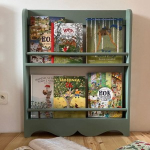 MAŁA BIBLIOTECZKA DREWNIANA Z RUSTYKALNYM DEKOREM