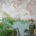 TAPETA MAPA ŚWIATA DINOZAURY BEŻOWA