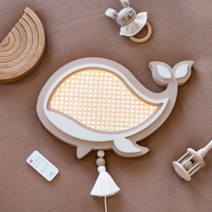 Drewniana lampka nocna wieloryb LED z pilotem